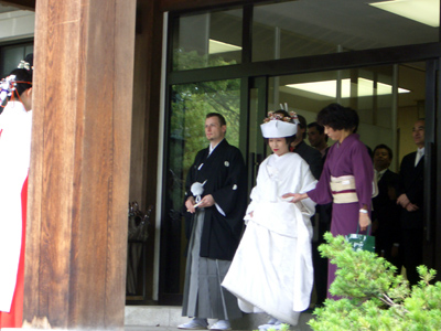 Ah, now we start the procession walk to various points in the shrine..